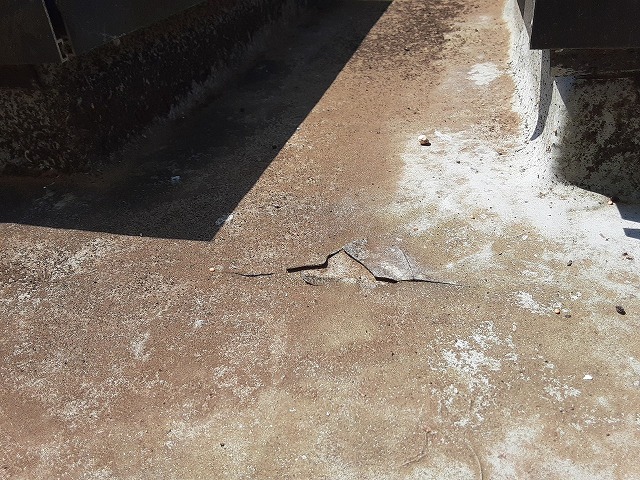 ベランダ防水部のひび割れ